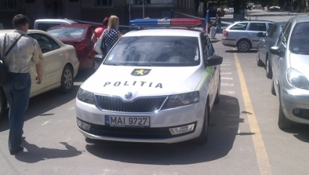 O mașină a Poliției, parcată pe trecerea de pietoni