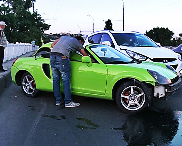 Accident de lux in capitală. O decapotabilă a intrat pe contrasens și a lovit în plin un alt autoturism