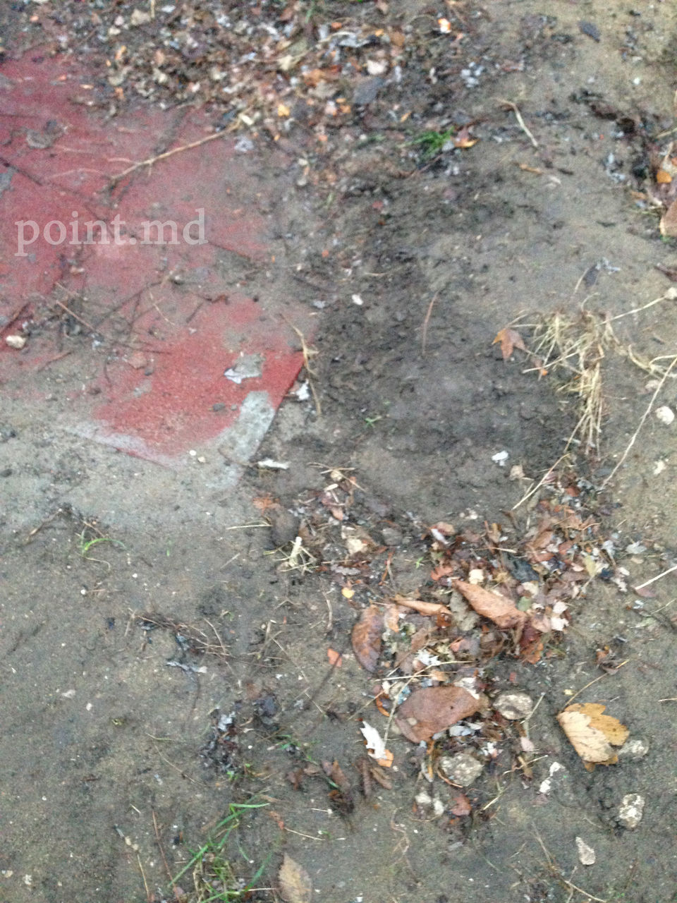 Au instalat toboganele pentru copii printre noroi şi pietre
