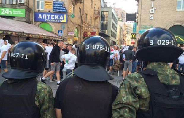 На Майдане украинские и польские фанаты устроили массовую драку