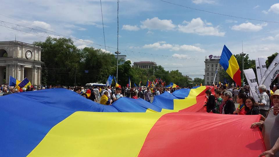 Tricolor imens în Piaţa Marii Adunări Naţionale; Mii de oameni au ieşit în stradă pentru a cere Unirea cu România