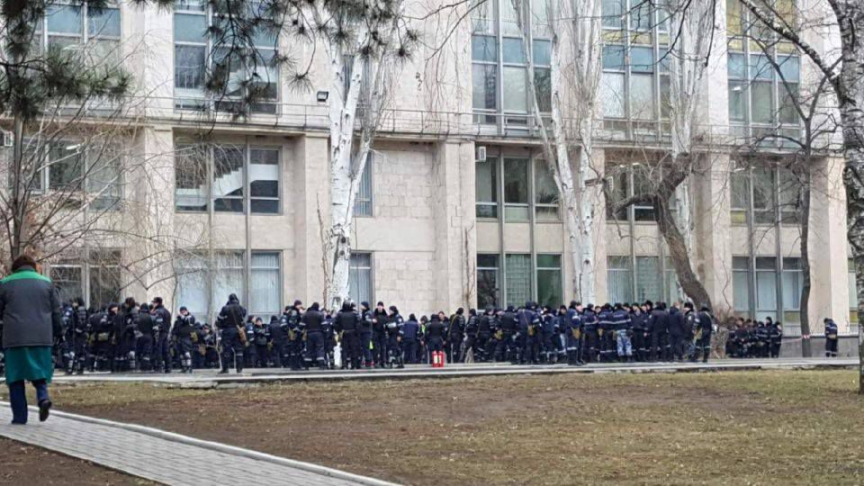 Партия социалистов пикетировали здание правительства