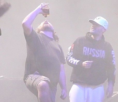 Лидер Limp Bizkit Фред Дерст вышел на сцену с плакатом "Крым = Россия"