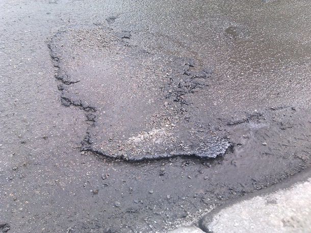 В Киеве после ремонта дороги отклеился асфальт