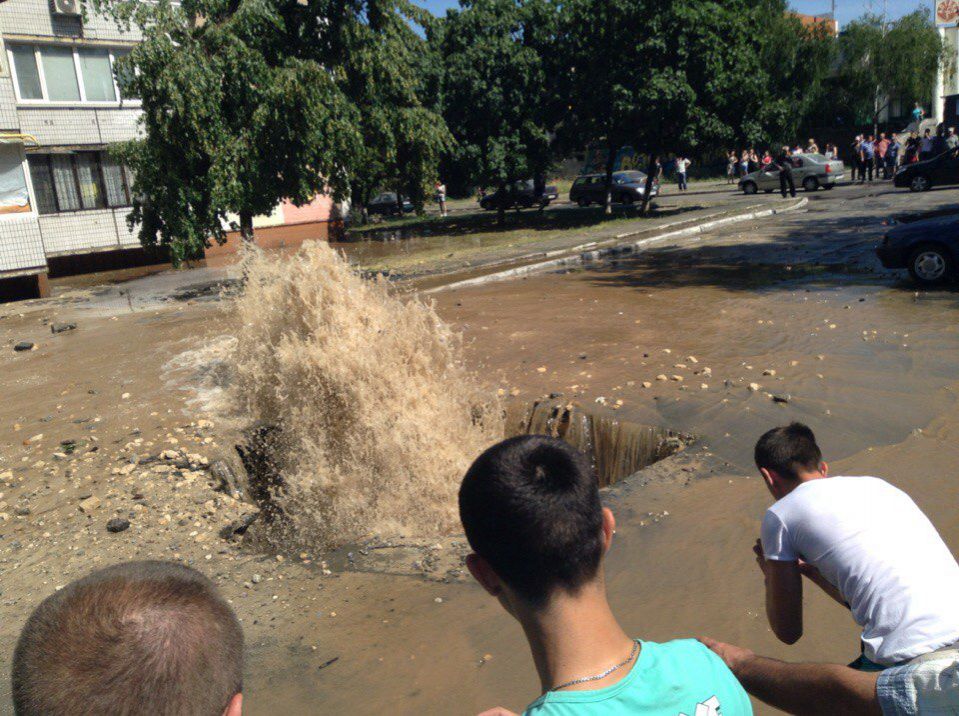 В Киеве на Троещине из-под асфальта бьет 25-метровый "фонтан"