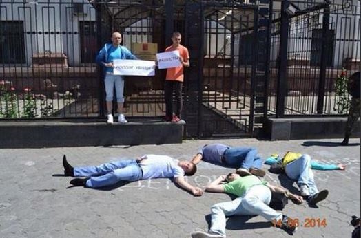 Посольство России в Киеве забросали яйцами и зеленкой