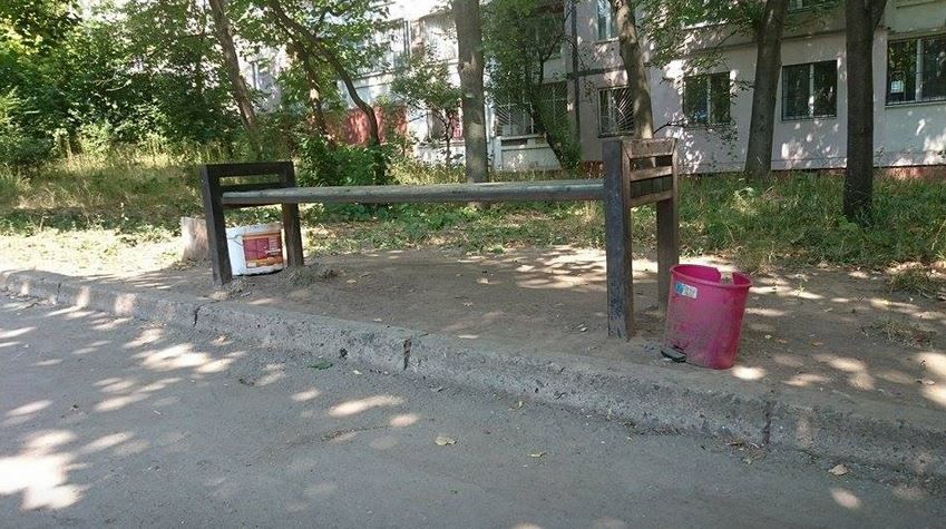Coșuri de gunoi "de ultimă generație" pe un bulevard din Capitală