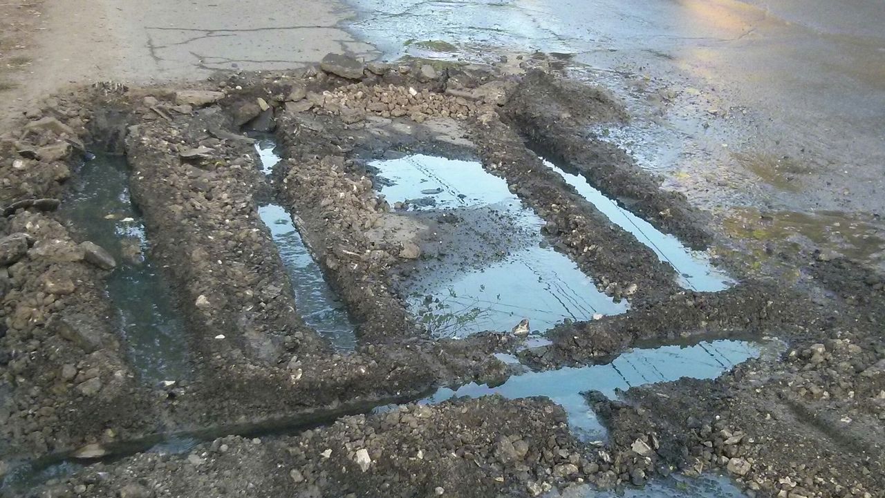 Apa curge gârlă pe o stradă din Capitală