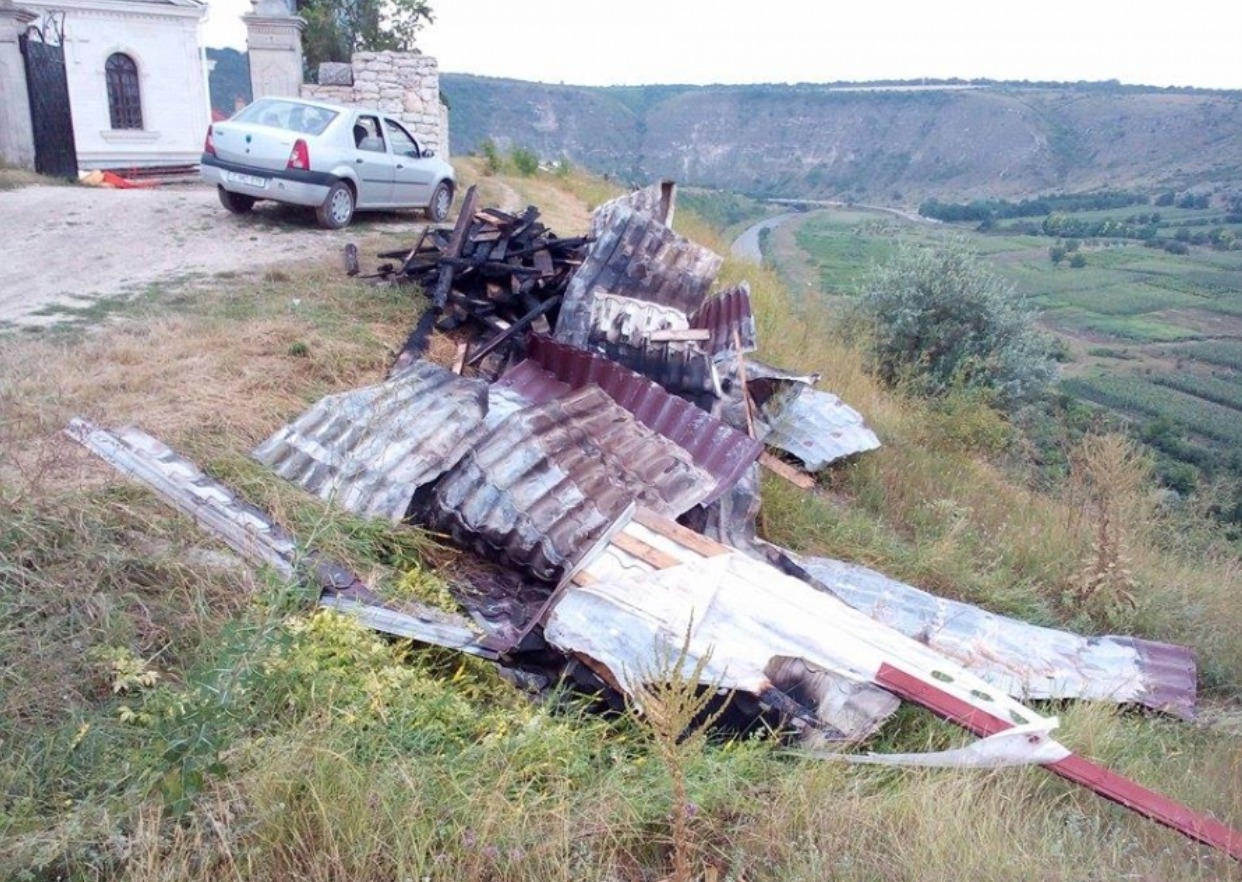 В результате пожара в монастыре Бутучень сгорело около 200 кв.м крыши двух монашеских келий