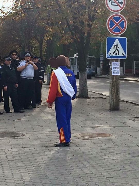 Молдавские полицейские во время протеста фотографировали Чебурашку