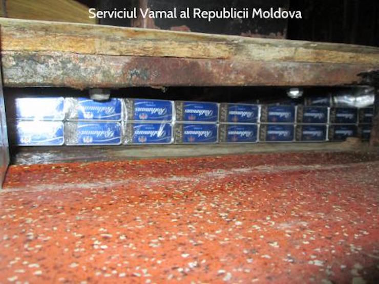 Țigări de contrabandă, ascunse în podeaua remorcii unui TIR