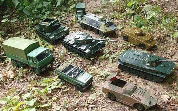 Rusia ironizează NATO postând pe Twitter fotografii cu tancuri de jucărie