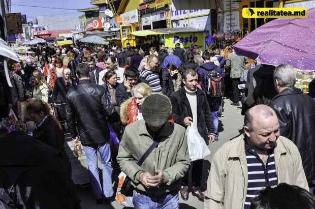 Îmbulzeală în Piața Centrală. Oamenii se calcă în picioare făcând cumpărături