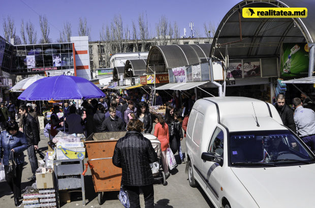 Îmbulzeală în Piața Centrală. Oamenii se calcă în picioare făcând cumpărături