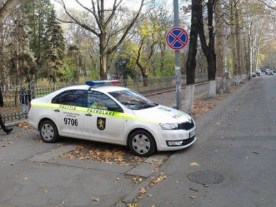 Машина инспекции патрулирования припаркована на тротуаре в центре столицы