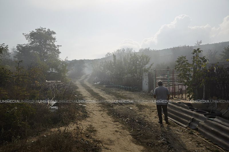 Dezastru ecologic la Cojușna. De patru zile gunoiștea din sat fumegă în continuu