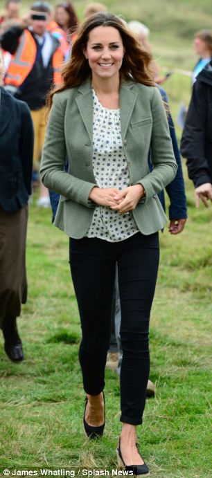 Ducesa de Cambridge, la primul eveniment public după naşterea prinţului George