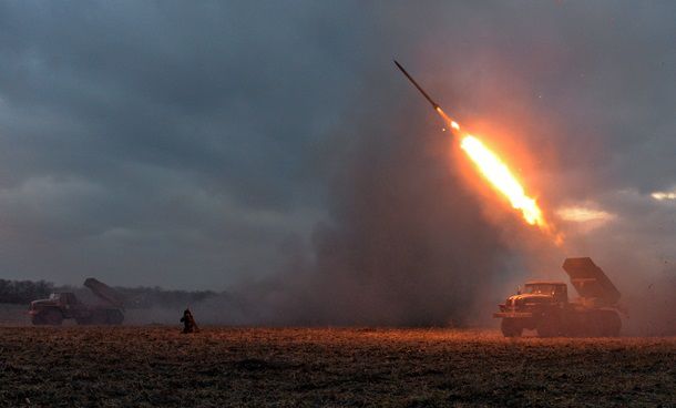 Reuters показало фото, как силы АТО стреляют Градами под Дебальцево