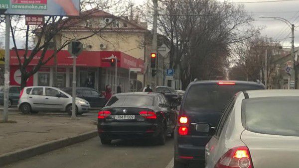 Автомобиль Дмитрия Дьякова ездит по встречной полосе на красный свет