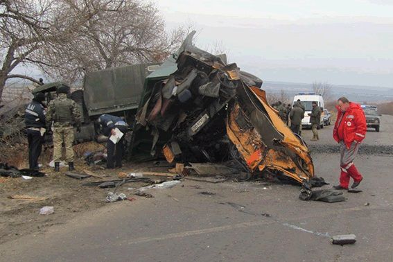 На Украине грузовик с военными столкнулся с КамАЗом: есть жертвы