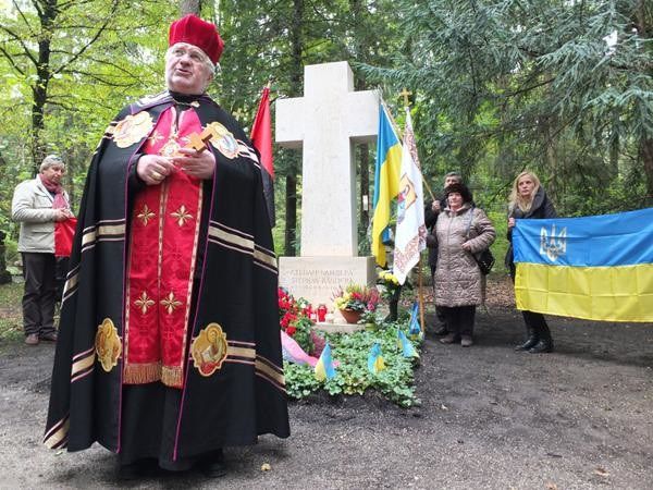На могиле Бандеры в Мюнхене освятили новый крест