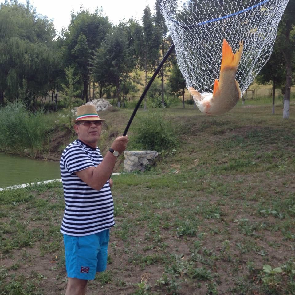 Ghimpu la pescuit: Unde-s fete și peștele vine la mal