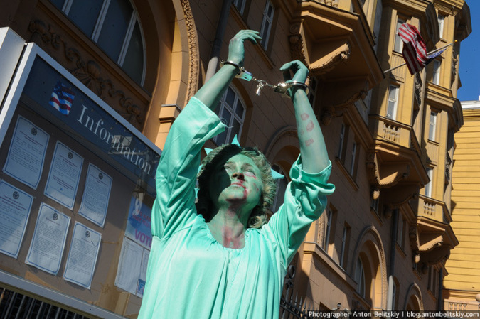 У посольства США в Москве состоялся перформанс «Плач Свободы»