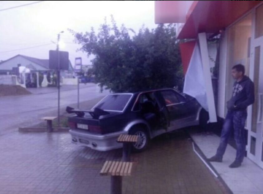 Un șofer din Bălți a ajuns cu mașina într-un panou publicitar