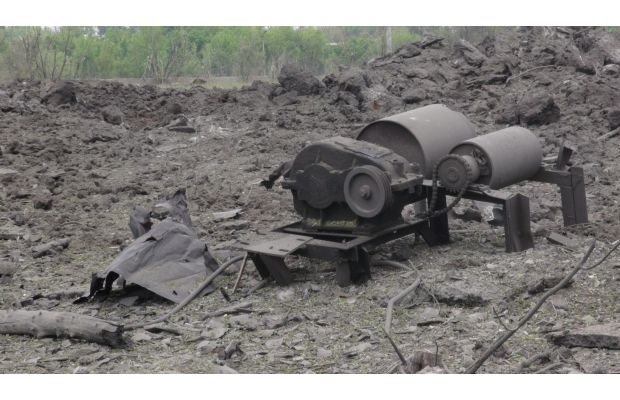 Мощный взрыв на химзаводе в Донецке образовал огромную воронку