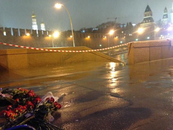 На месте убийства Немцова лежат цветы, установлена его фотография