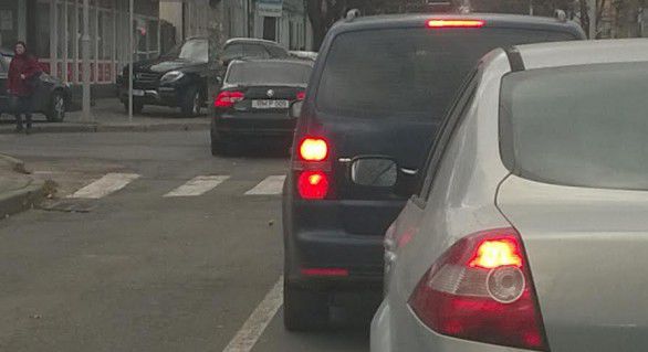 Автомобиль Дмитрия Дьякова ездит по встречной полосе на красный свет