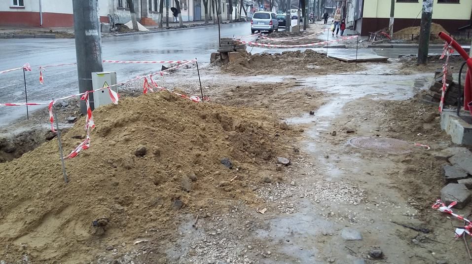 "Parcă-i drum de țară" așa arată o stradă din сentrul Chișinăului