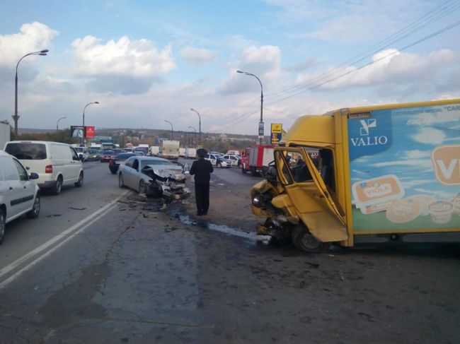 Accident grav pe strada Munceşti. Două persoane au ajuns în stare critică la spital