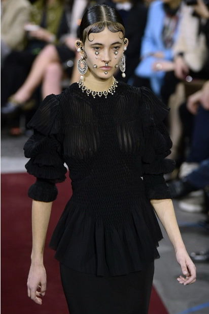 Украшения, броши и усы на лицо: странный показ коллекции от Givenchy