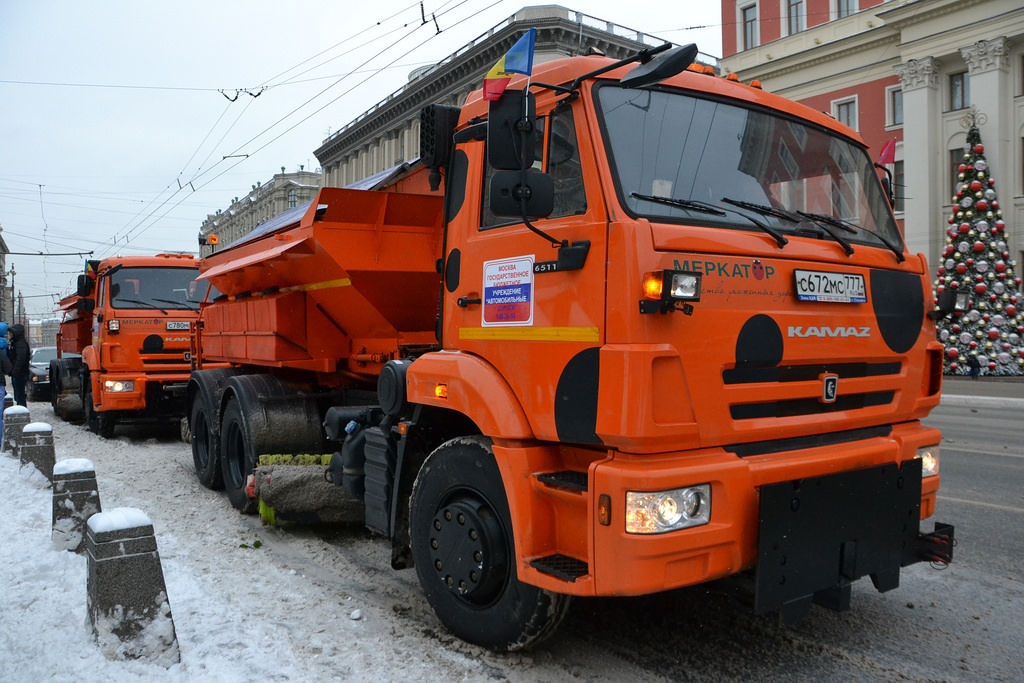 Усатый принял в подарок от Правительства Москвы снегоуборочную технику