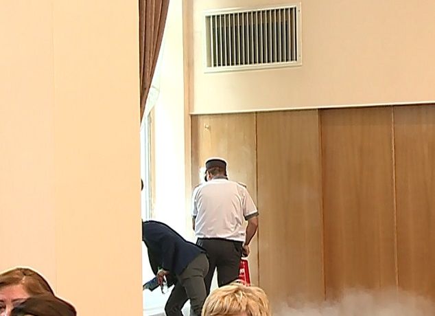 Primul etaj al cladirii Guvernului, in fum