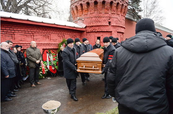 Эльдара Рязанова похоронили на Новодевичьем кладбище в Москве