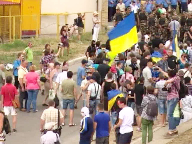 Митинг у российского консульства в Одессе закончился дракой