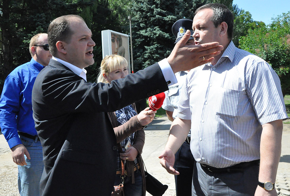 Socialistilor li se interzice sa protesteze pasnic