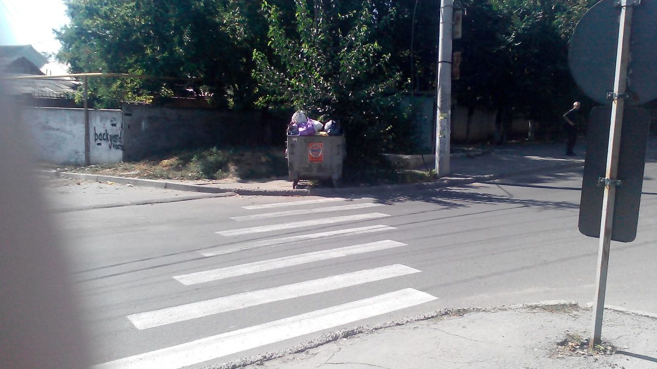 Trecere de pietoni până la tomberonul de gunoi