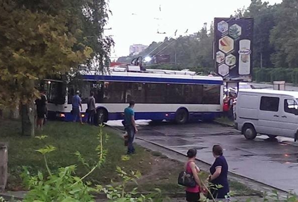 Accident in capitala. Un troleibuz nou a ajuns... in copaci