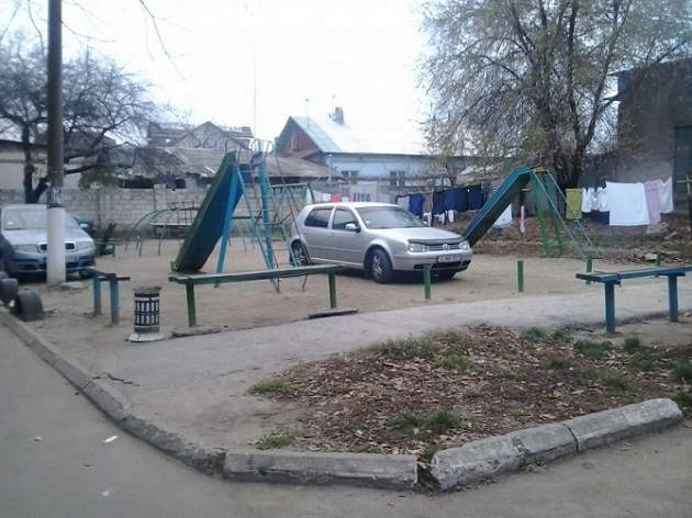 На Чеканах автовладельцы превратили детскую площадку в парковку