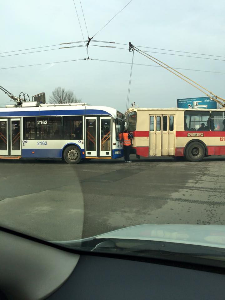 Ghinion pentru doi şoferi de troleibuz