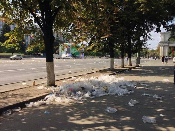 площадь великого национального собрания, мусор