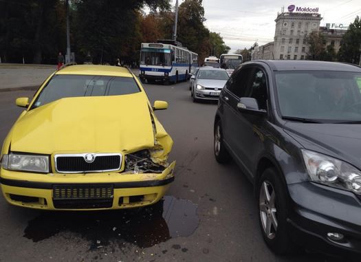 Accident în lanţ în faţa Arcului de Triumf din centrul capitalei