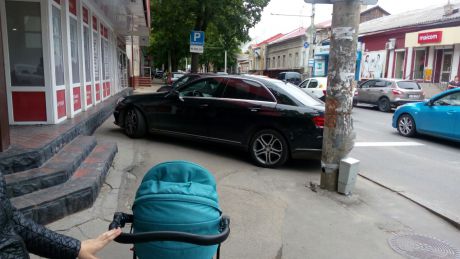 Și-a parcat Mercedesul fără să se mai gândească la consecințe