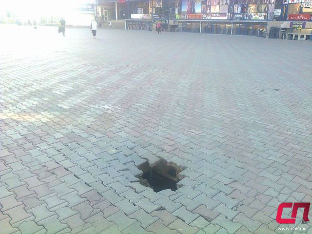Тротуарная плитка в центре Бельц уходит под землю