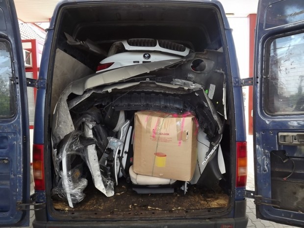 A incercat sa treaca vama cu un BMW furat, dezmembrat si ascuns intr-un Van!