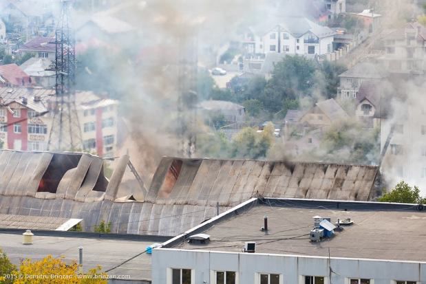 Incendiu de proporţii pe strada Alba Iulia