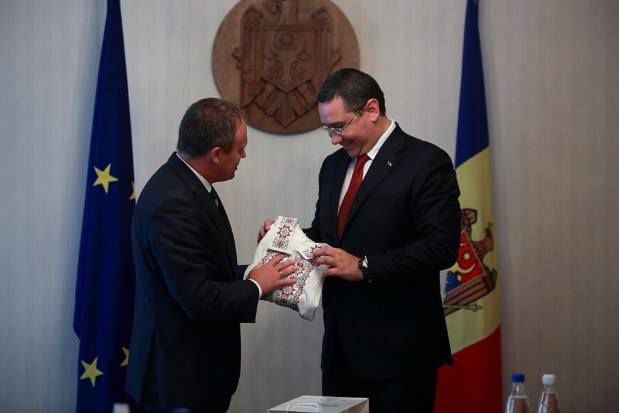 Victor Ponta a primit în dar o ie, la Chișinău